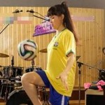 Ca nhạc - MTV - Trang Nhung hưởng ứng World cup trong... phòng thu