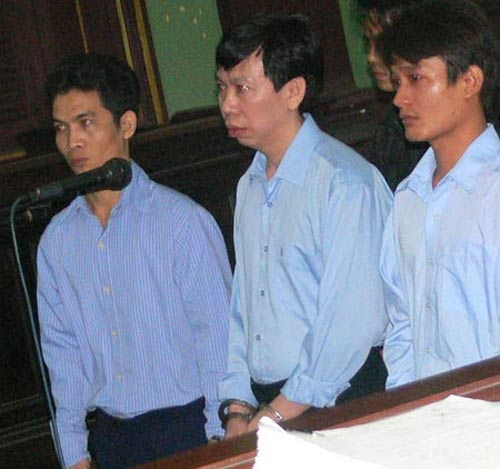 Vụ "tập đoàn kích dục": Xử theo hướng tăng hình phạt - 3