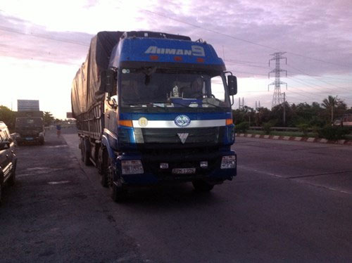 Một xe dù chở quá tải bị truy đuổi qua... 3 tỉnh - 2