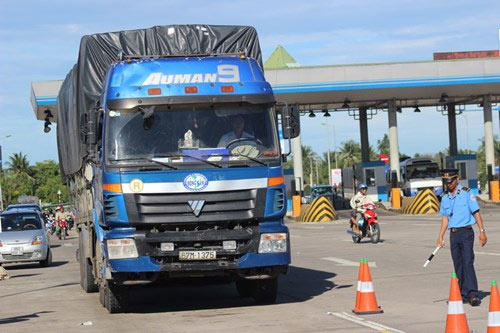 Một xe dù chở quá tải bị truy đuổi qua... 3 tỉnh - 3