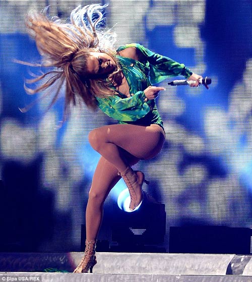 Jennifer Lopez "mạo hiểm" hết cỡ trên sân khấu - 5
