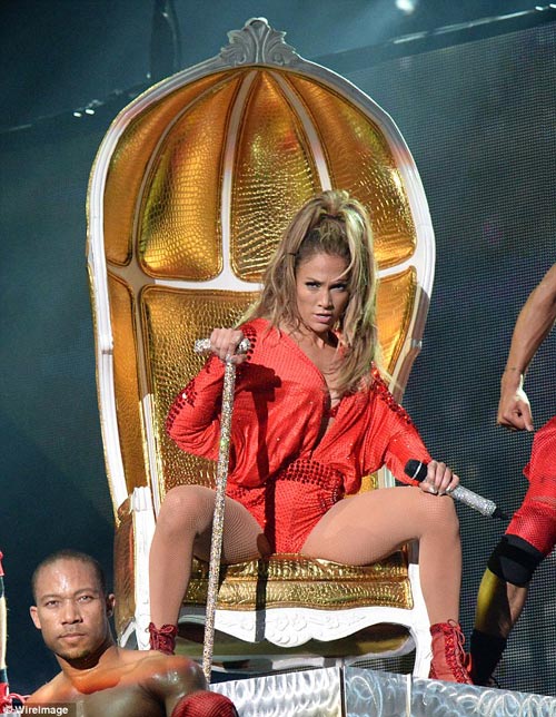 Jennifer Lopez "mạo hiểm" hết cỡ trên sân khấu - 1