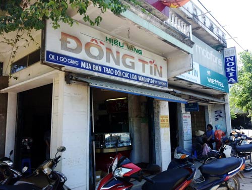 Dùng đá đập vỡ tủ kính cướp vàng - 1