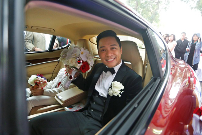 Trong đám cưới đầu tháng ba vừa qua, Tuấn Hưng dùng xe hàng hiệu 10 tỷ rước dâu gây ấn tượng công chúng Hà thành.



