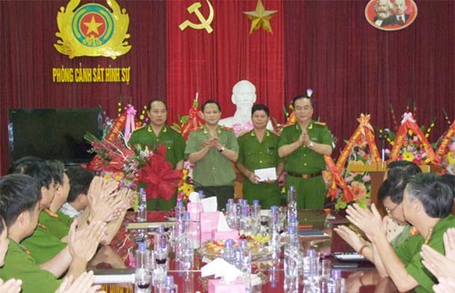 Thưởng nóng ban chuyên án điều tra vụ giết chủ tiệm cầm đồ - 1