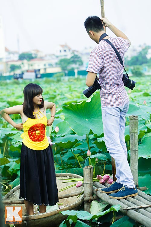 Giới trẻ 'đổ xô' về hồ Tây chụp ảnh sen đầu mùa - 11