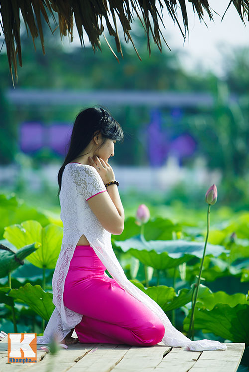 Giới trẻ 'đổ xô' về hồ Tây chụp ảnh sen đầu mùa - 4