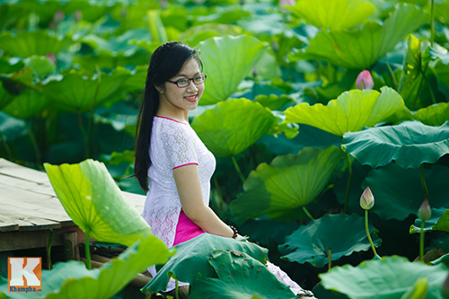 Giới trẻ 'đổ xô' về hồ Tây chụp ảnh sen đầu mùa - 5