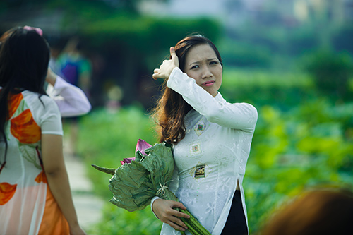 Giới trẻ 'đổ xô' về hồ Tây chụp ảnh sen đầu mùa - 5