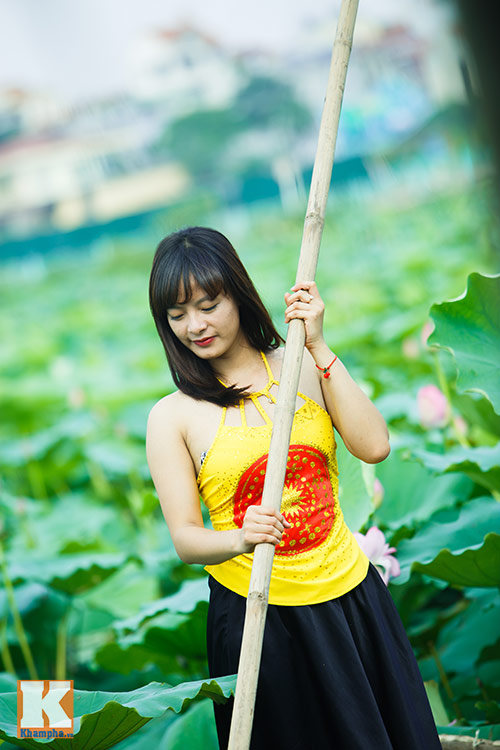 Giới trẻ 'đổ xô' về hồ Tây chụp ảnh sen đầu mùa - 12