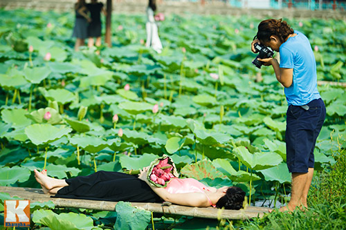 Giới trẻ 'đổ xô' về hồ Tây chụp ảnh sen đầu mùa - 9