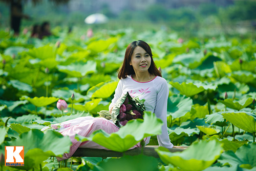 Giới trẻ 'đổ xô' về hồ Tây chụp ảnh sen đầu mùa - 13