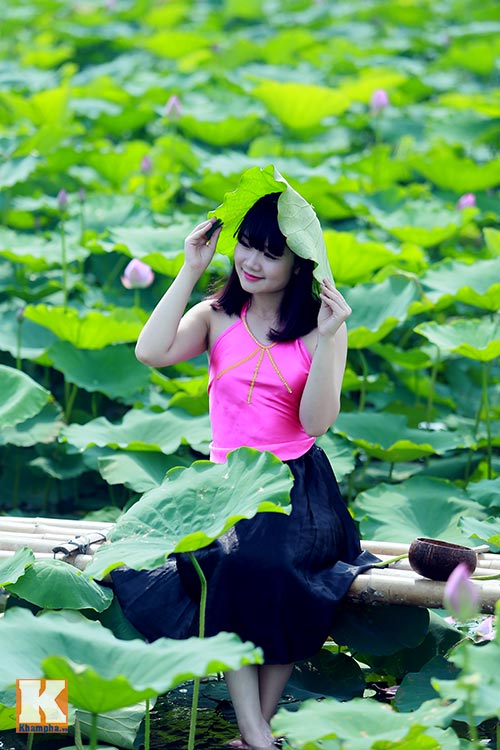 Giới trẻ 'đổ xô' về hồ Tây chụp ảnh sen đầu mùa - 3