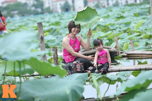 Hà Nội: Lên bà ngoại vẫn mặc yếm chụp ảnh sen - 2