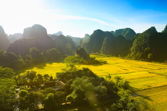 Tam Cốc – Bích Động là một trong những điểm du lịch hấp dẫn nhất nằm ở xã Ninh Hải, Hoa Lư, Ninh Bình được xếp hạng di tích quốc gia đặc biệt. 
