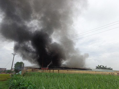 Cháy lớn ở Bắc Giang, hơn 1.000 công nhân tháo chạy - 1