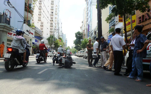 Truy đuổi xe "điên" đâm hàng loạt xe máy giữa Sài Gòn - 1