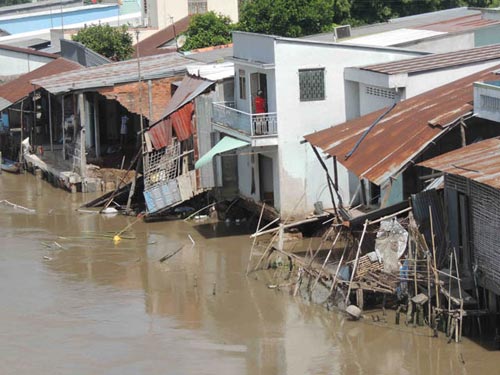 Sông "nuốt" 8 căn nhà, hàng trăm hộ dân hoang mang - 1