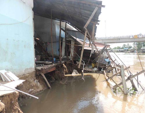 Sông "nuốt" 8 căn nhà, hàng trăm hộ dân hoang mang - 2