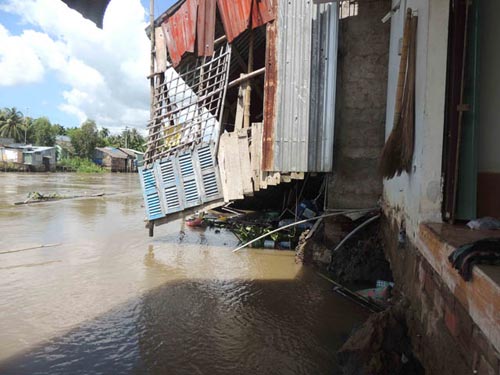 Sông "nuốt" 8 căn nhà, hàng trăm hộ dân hoang mang - 3