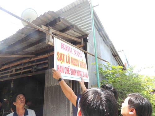 Sông "nuốt" 8 căn nhà, hàng trăm hộ dân hoang mang - 5