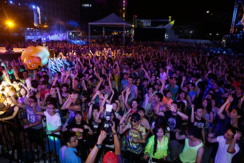 Thu Minh "bốc cháy" cùng 10.000 khán giả - 18