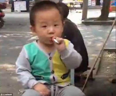 Nhóc 2 tuổi hút thuốc như người lớn - 1