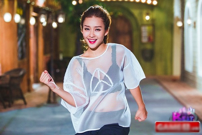 Là một trong những hot girl - boxing girl có tiếng của showbiz Việt, Khả Ngân lại có phần "hiền" hơn những đối thủ còn lại. Kể cả khi diện áo lưới sexy, cô nàng vẫn giữ nét năng động, tươi trẻ hợp lứa tuổi.
