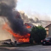 Tin tức trong ngày - Ảnh ấn tượng: Máy bay đâm vào nhà dân, bốc cháy