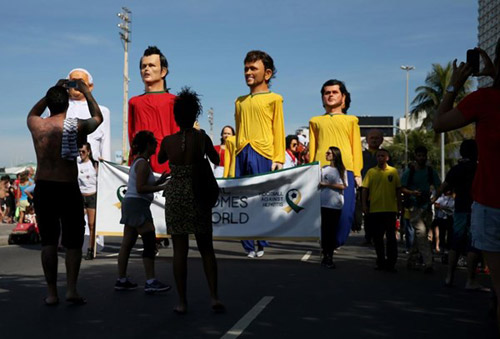 Messi nằm phơi nắng, Balotelli bị "khóa môi" tại bãi biển Rio - 1