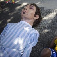 Bóng đá - Messi nằm phơi nắng, Balotelli bị "khóa môi" tại bãi biển Rio