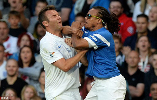 Edgar Davids sôi máu "giở võ" ở trận giao hữu - 2