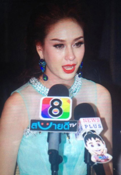 Bị chê xấu, Hoa hậu Hoàn vũ Thái Lan trả vương miện - 1