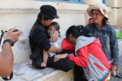 Cha mẹ đi tù, con trẻ thẫn thờ đứng trước cổng tòa - 2