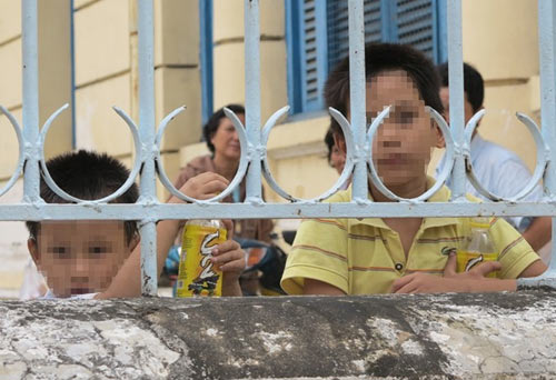 Cha mẹ đi tù, con trẻ thẫn thờ đứng trước cổng tòa - 1