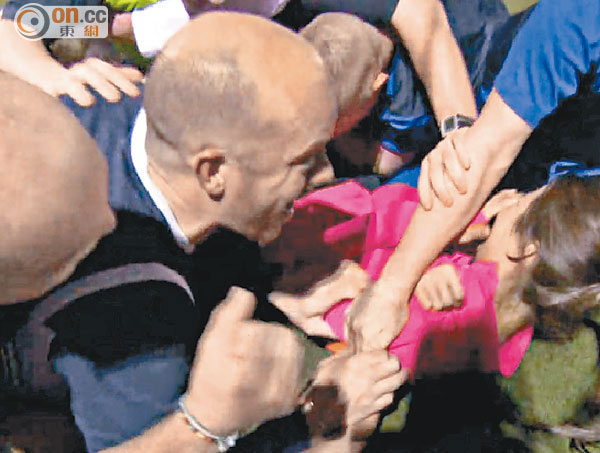 Trò lố nữ MC dựng cảnh bị cầu thủ Manchester sàm sỡ - 3