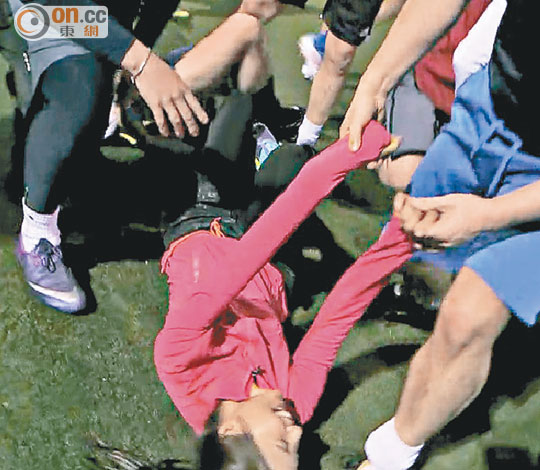 Trò lố nữ MC dựng cảnh bị cầu thủ Manchester sàm sỡ - 4