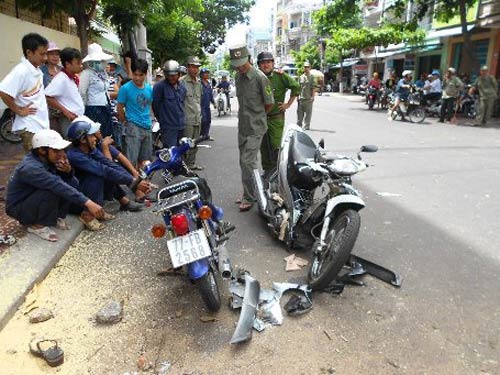 Bình Định: Cây xanh bật gốc đè 3 người nguy kịch - 2