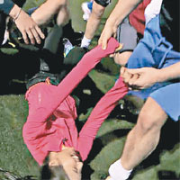 Phim - Trò lố nữ MC dựng cảnh bị cầu thủ Manchester sàm sỡ