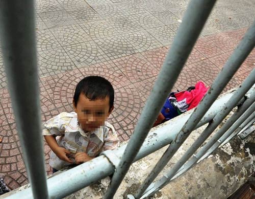 Cha mẹ đi tù, con trẻ thẫn thờ đứng trước cổng tòa - 3