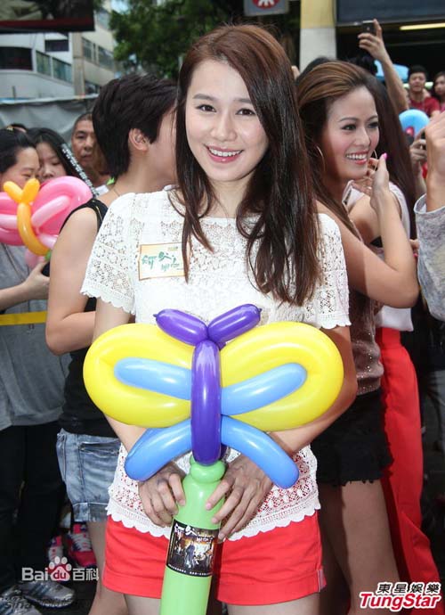 Trò lố nữ MC dựng cảnh bị cầu thủ Manchester sàm sỡ - 4