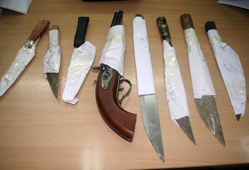 Côn đồ rút dao tấn công 3 cảnh sát trong quán massage - 2