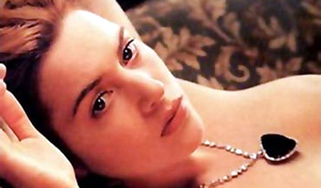 Kate Winslet trong “Titanic” (1997) đã có một cảnh quay kinh điển. Cảnh nude của nàng Rose được xếp là một trong những vẻ đẹp khỏa thân nổi tiếng nhất lịch sử điện ảnh. Dù đã 17 năm kể từ ngày đóng Titanic, người đẹp vẫn không thể nào quên những hình ảnh đó.
