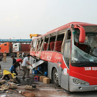 Tin tức trong ngày - Tai nạn xe khách ở Hải Phòng: "Tôi kinh sợ giao thông VN"