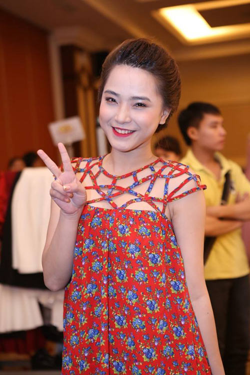 Ca sĩ Hải Băng đứng tuổi vì tóc búi - 2