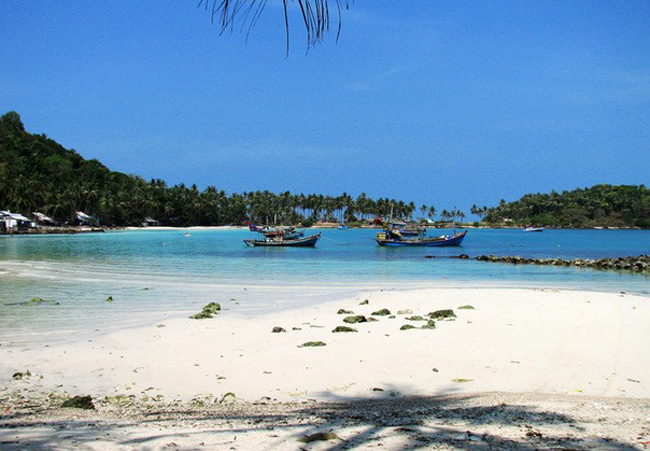 5. Picnic trên biển ở Nam Du

Tháng 7 bắt đầu mùa mưa bão, chính vì vậy để chuyến du hí quần đảo này an toàn, hãy lên kế hoạch cho chuyến đi trong tháng 6. Nam Du là một tổ hợp nhiều hòn đảo vẫn còn giữ được sự hồn hoang vì du lịch ở đây vẫn chưa quá phát triển. Ở Nam Du có một sự đa dạng về cảnh quan và gần như mỗi hòn đảo nhỏ trong quần thể này đều mang một màu sắc riêng.

Ảnh: Ivivu
