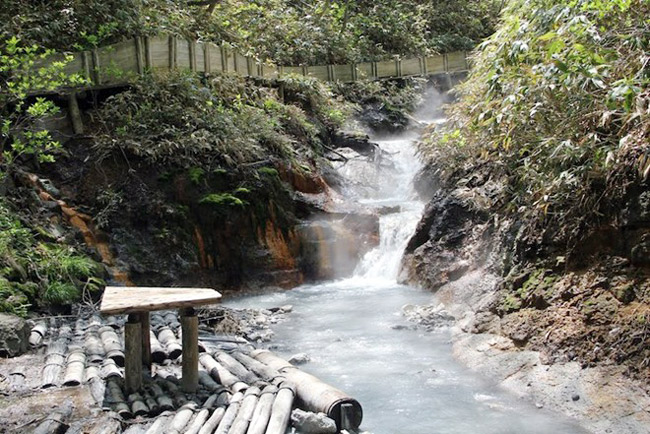 Đến cuối tháng, bạn nên dành thời gian nhiều ở Hokkaido bởi thành phố này có tiết trời khô mát, không bị ảnh hưởng bởi mùa mưa. Đây cũng là mùa tuyệt nhất để ngắm hoa cải dầu, hoa đậu lupin và hoa anh túc ở vườn hoa Furano. Và nếu may mắn hơn, bạn có thể bắt gặp hoa oải hương nở rộ từ cuối tháng 6 đến hết tháng 8. Ngoài hoa, ở Hokkaido còn có 2 suối nước nóng nổi tiếng nhất Jozankei Onsen và Noboribetsu.

(Ảnh: traveltodaylah)
