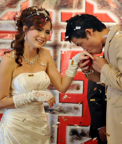 Những ông chồng bị gắn mác trăng hoa nhất Vbiz - 4