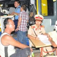 Tin tức trong ngày - Tài xế "xỉn" lái xe siêu trường vượt trạm cân, “quậy” CSGT