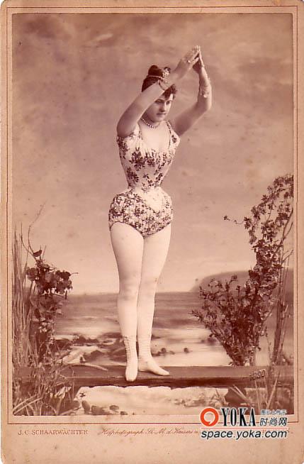 Kinh ngạc với vòng eo siêu nhỏ của phụ nữ xưa - 1